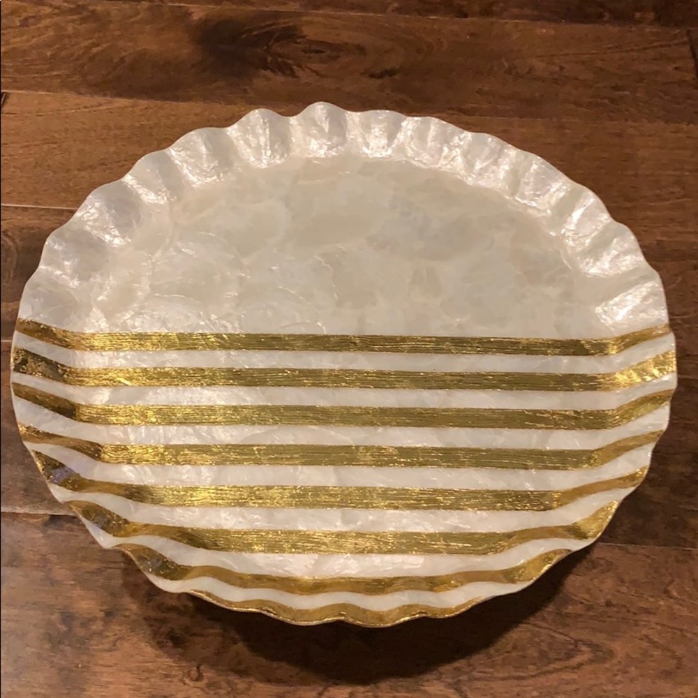 Scalloped edge pearl melamine cake stand